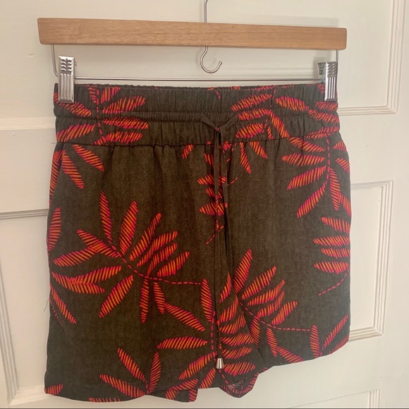Printed Olive Crepe Shorts 4” - Picture 3 of 11